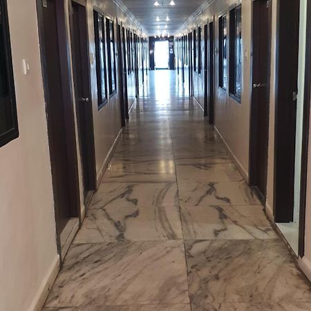 Hotel Flamingo Gāndhīdhām Eksteriør bilde