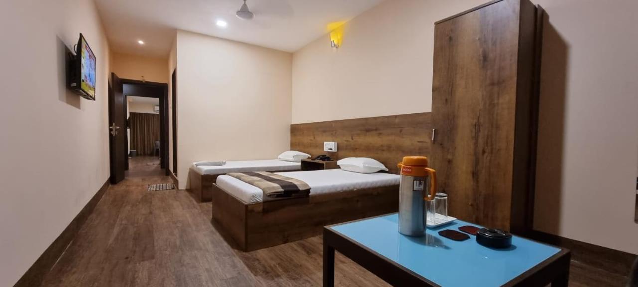 Hotel Flamingo Gāndhīdhām Eksteriør bilde
