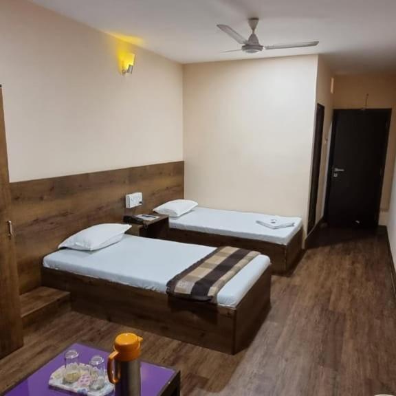 Hotel Flamingo Gāndhīdhām Eksteriør bilde