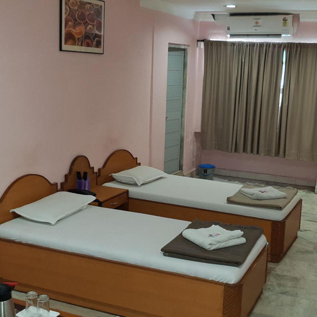Hotel Flamingo Gāndhīdhām Eksteriør bilde